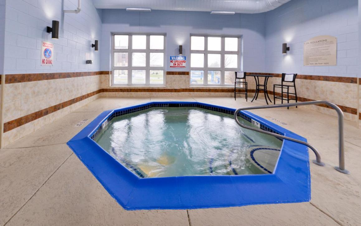 Holiday Inn Express Wixom By Ihg Kültér fotó